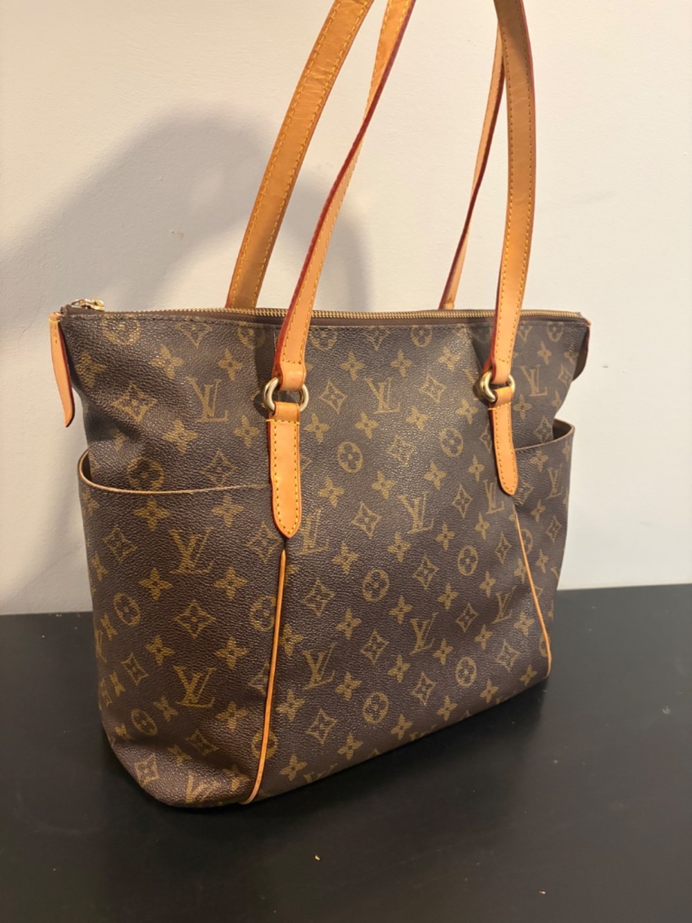 Louis Vuitton Totally MM Tote in Monogram Canvas - Picture 3 of 5